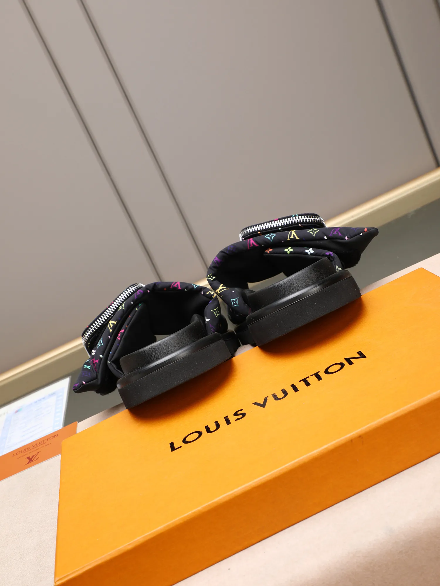 PP400 couple model with drawer box [LOUIS VUITTON] Louis Vuitton, the latest LV official website printed wallet and men's and women's slippers🔥🔥🔥 are now on the market. The drawer box is packed with cloth bags and cards. The upper pattern looks very soft and waxy, and it is a super versatile leg slimming tool. Fabric: Imported denim/down silk cotton embossed, official website pattern printing, lining: water-dyed sheepskin down filling, comfortable to wear, feet: high elastic PU water table. Sole: foam sole, heel height: about 5cm. Size 35-46, 35, 45 and 46 are custom-made and cannot be returned or exchanged. Color: multiple colors available.